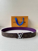 4.0宽 Lv Optic 双面腰带聚焦经典 Monogram 图案：一面呈现标志性印花帆布，另一面选用亮色皮革。色彩层叠令 Lv Optic 搭扣倍显瞩目。P