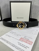 特 宽度4.0Cm Gucci 互扣式双G Logo填油扣，源自品牌辉煌的70年代典藏设计，经过重新诠释而别具新意。呈现于纤细压花皮革腰带之上。