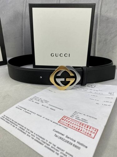 特 宽度4.0Cm Gucci 互扣式双G Logo填油扣，源自品牌辉煌的70年代典藏设计，经过重新诠释而别具新意。呈现于纤细压花皮革腰带之上。