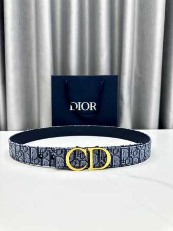 宽度3.5Cm Dior 这款 35 毫米双面腰带兼具典雅气质与摩登风范。双面设计，采用 Oblique 印花面料和牛皮革精心制作，一面为蓝色Oblique印花 - 点击图像关闭