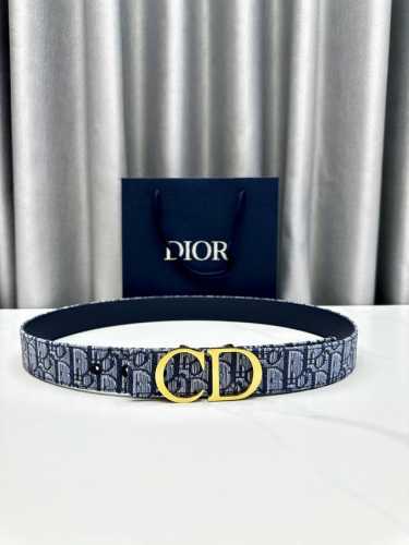 宽度3.5Cm Dior 这款 35 毫米双面腰带兼具典雅气质与摩登风范。双面设计，采用 Oblique 印花面料和牛皮革精心制作，一面为蓝色Oblique印花