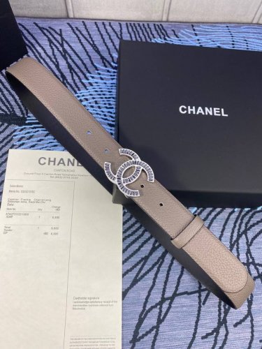 宽度3.0Cm Chanel 香奈儿 此腰带柔软的进口小牛皮金 银色方钻金属钢扣。