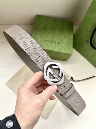 宽度4.0Cm Gucci 这款单品将品牌的过去与未来贯通在一起，以现代风格的全新设计诠释了经典设计元素。Guccio Gucci字母交织图案巧妙融入纹理和材质 - 点击图像关闭