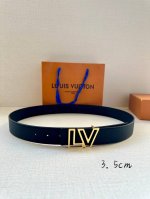 特 宽度3.5Cm Lv Attract 双面腰带拥有微弧形边缘和摩登形状末端，再为金属 Lv 搭扣融入螺旋结构。经典色彩和不同纹理呈现两式风尚，实现多种造型可