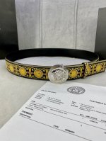 特 宽度4.0Cm Versace 范思哲 此款palazzo腰带采用牛皮革面料制作 并饰有Le pop Classique图案印花和标志性的美杜莎五金配件