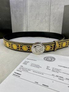 特 宽度4.0Cm Versace 范思哲 此款palazzo腰带采用牛皮革面料制作 并饰有Le pop Classique图案印花和标志性的美杜莎五金配件