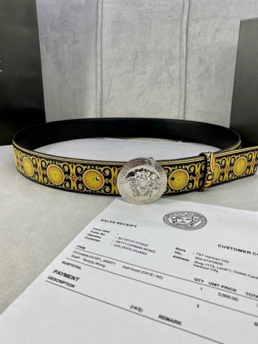 特 宽度4.0Cm Versace 范思哲 此款palazzo腰带采用牛皮革面料制作 并饰有Le pop Classique图案印花和标志性的美杜莎五金配件