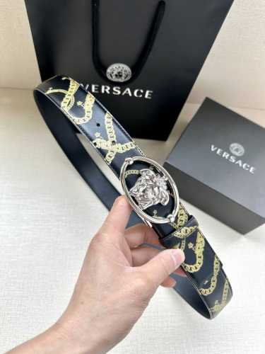 特P220 宽度3.8Cm V E R S A C E （范思哲）这柔软头层皮饰带搭配一枚椭圆形美杜莎带扣。腰带饰有一枚金属圈环，宛如点睛之笔，本季标志性的Ve