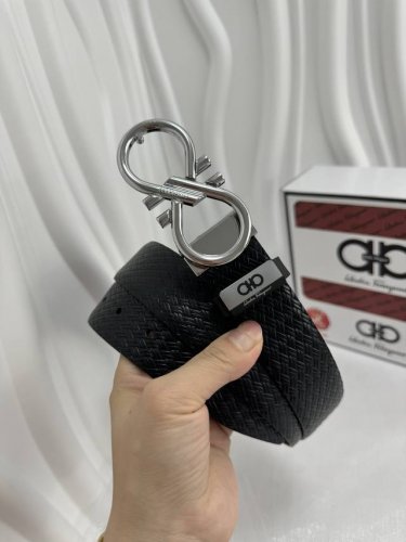 品名：菲拉格幕 原单 材质：原单牛皮腰带 百分百头层牛皮腰带保证真皮，24K纯钢扣，专柜原单品质、做工精细，时尚大牌，送人自用首选 包装： 请认准如图专柜包装赠