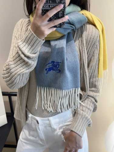 家属福利来了！！巴宝莉高端重磅男士围巾！ 怒赞推荐，激动~！！下手绝对要快，同步专柜，最高端的男士款~工艺难度大，超级无敌软糯 渐变效果围巾！我们这个价格P真的