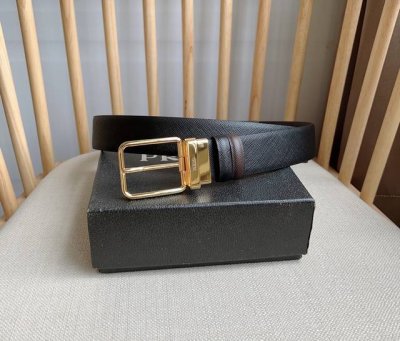 Prada 普拉达 这款可双面佩戴的腰带一面采用标志性的saffiano皮革腰带配以标志性形状的金属搭扣 释放优雅与现代气息 宽:3.5Cm
