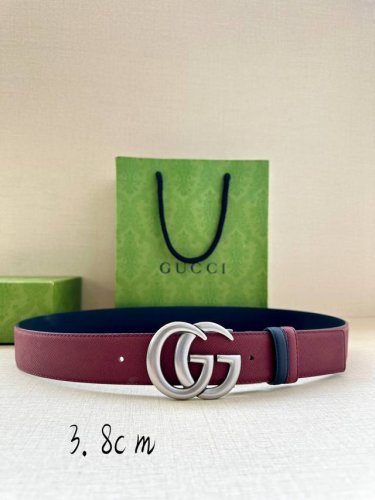 宽度4.0Cm Gucci系列，品牌标志性的双G原单钢扣标识经重新诠释后，以光彩夺目的金色调呈现在这款手掌纹腰带上。