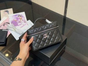 配盒 香奈儿 星星Lp饭盒包 Chanel 流星五金实物真的好美呀大大Logo星星做点缀，显得好灵动啊！黑银搭配满满高级感，一年四季百搭～尺寸:19.13Cm