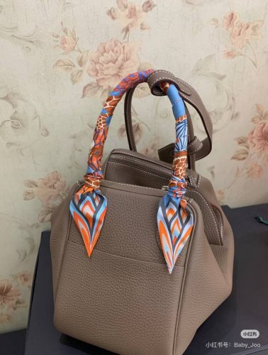爱马仕Hermes “美惠三女神”Twilly小丝巾 Twilly小丝巾 100%桑蚕丝 重磅18姆米斜纹面料 这款小巧的真丝配饰佩戴方式千变万化，可为您的日常