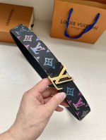 Lv Light 双面腰带加入当季 Monogram Spotlight 主题，为牛皮革表面的 Monogram 图案赋予眩目虹彩效果，与 Lv 字母搭扣相得益