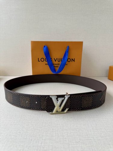 4.0宽作为路易威登备受喜爱的设计之一，Lv Initiales 双面腰带此次拼接明亮牛皮革和 Monogram Eclipse 帆布，以抛光 Lv 字母烤漆间