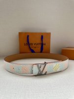 突然 4.0宽 本款 Lv Initials 双面腰带凝聚 Pharrell Williams 对典藏设计的灵感探索，通过焕新 Damier 图案和 Marqu