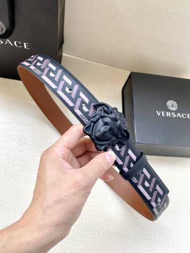 宽度4.0Cm Versace 范思哲 此款Palazzo腰带采用牛皮革面料制作，并饰有Le Pop Classique图案印花和标志性的美杜莎五金配件。