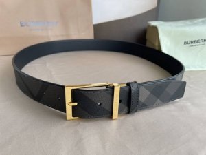 Burberry博柏利品牌始终秉承传统精髓，彰显卓尔不凡的匠制工艺，优雅率性的英伦设计与锐意革新的时尚理念。3.5Cm