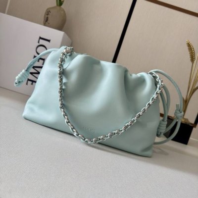 Low柔软纳帕羊皮革 Flamenco Purse 福袋 采用褶皱设计，侧面搭配标志性绳结等关键细节。款式时尚百搭，可作为手拿包携带，亦可搭配甜甜圈链条肩背，或