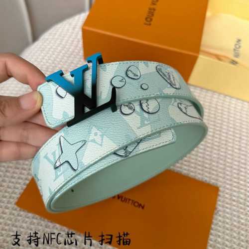 寬度：40Mm Lv Pyrmide Truck L Oeii雙面腰帶 進口面料飾有藍色標誌性圖案 襯托進口柔軟小牛皮底 全新升級搭扣 締造獨特造型 雙面用