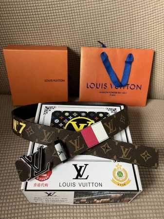 品名：Lv..路易..威登原单 材质：原单牛皮腰带 百分百头层牛皮腰带保证真皮，24K纯钢扣，专柜原单品质、做工精细，时尚大牌，送人自用首选 包 - 点击图像关闭