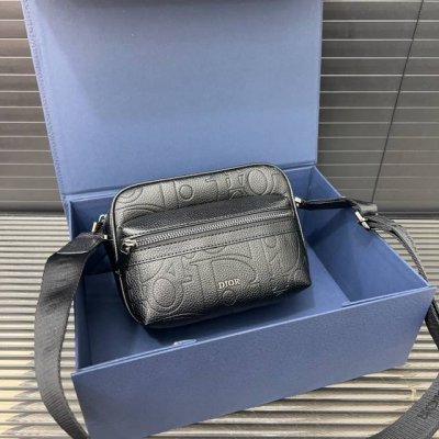 Dior 迪奥 牛皮压花 Rider 2.0 可调节肩带拉链开合 皮革拼粒面小牛皮 邮差包单肩斜挎包 男款 黑色 明星单品 采用优质原厂材质 高端品质 配送礼盒