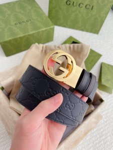配全套包装礼盒 Gucci3.7专柜同款小牛皮压花. 双面使用配旋转扣. 一侧为Gucci Signature皮革 反面一侧为单色皮革.专柜品质