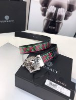 范思哲Versace，同时大胆和多才多艺，这柔软的皮带是丰富的声明，三维美杜莎扣。可逆设计拥有一个单色和一个印刷面-具有新的格雷卡霓虹灯图案。4.0Cm宽 P2