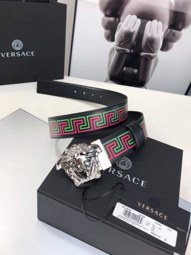 范思哲Versace，同时大胆和多才多艺，这柔软的皮带是丰富的声明，三维美杜莎扣。可逆设计拥有一个单色和一个印刷面-具有新的格雷卡霓虹灯图案。4.0Cm宽 P2