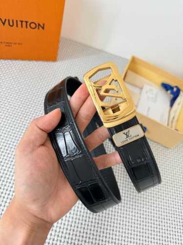 品名：Lv..路易..威登 腰带原单自动带 皮带 型号：自动扣，纯钢材质自动扣，头层牛皮自动带身，实物拍摄材料：百分百头层牛皮，保证真皮。24K纯钢扣，永不掉色