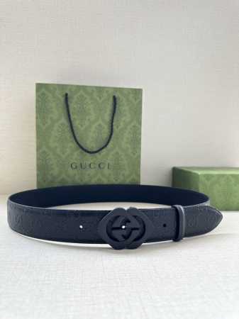 特 Gucci互扣式双G带、砂黑五金扣腰带，采用热压印技术的Gucci Signature皮革精制而成，触感厚实，印花图案清晰分明。 - 点击图像关闭
