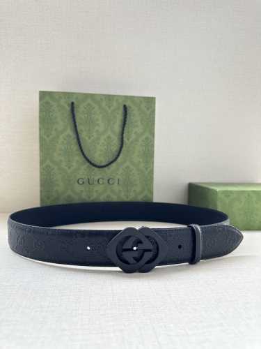 特 Gucci互扣式双G带、砂黑五金扣腰带，采用热压印技术的Gucci Signature皮革精制而成，触感厚实，印花图案清晰分明。