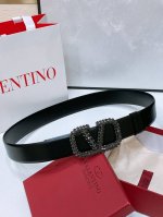 黄铜Vlogo Signature搭扣 -外层金属质感小牛皮 -内部亮面小牛皮 -宽度：4厘米 Vlogo Signature可双面佩戴小牛皮腰带