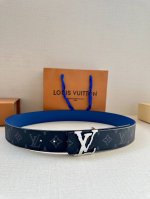 代购级 Lv男士腰带 本款 4.0宽 Lv Initiales 双面腰带拼合经典 Monogram 帆布和素色皮革，搭配中央 Lv 字母搭扣，为路易威登爱好者提