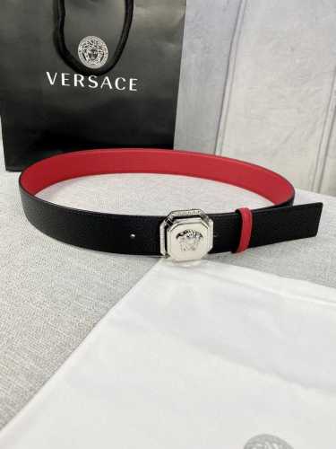 宽度：4.0Cm 范思哲 两面荔枝纹腰带饰有标志性的versace美杜莎头像扣，彰显品牌格调。是一款精美的衣橱必备单品。