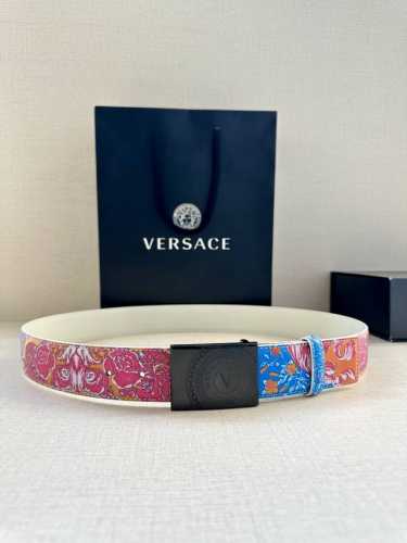 宽度3.8Cm Versace 此款印花腰带采用小牛皮制成，金色搭扣饰有品牌标志性的美杜莎头像！