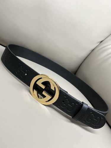 特 Gucci Biondie 系列 4.0进口牛皮热压技术 这款腰带以黑色皮革匠心打造 缀饰几何造型扣互扣双G款