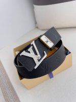 品名： Lv..路易..威登腰带皮带原单 型号：挂扣，经典纯钢材质挂扣，头层牛皮，图片实物拍摄 材料：头层牛皮，挂扣系列，纯钢材质扣头，钯镀电镀工艺永不掉色。原