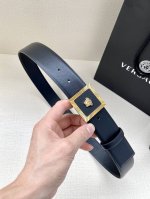 宽度4.0Cm 范思哲Versace人头标志：腰带扣上的3D饰有四方扣美杜莎，赋予该款Palazzo腰带很高的辨识度。