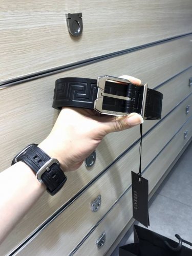 范思哲～专柜同款、实拍专柜官网，尺寸:38Mm，原版立体人头针扣，长城回纹，极富设计美感 ，双面采用进口原版小牛皮压花，清晰美观，皮质软，手感舒适，档次高，高清