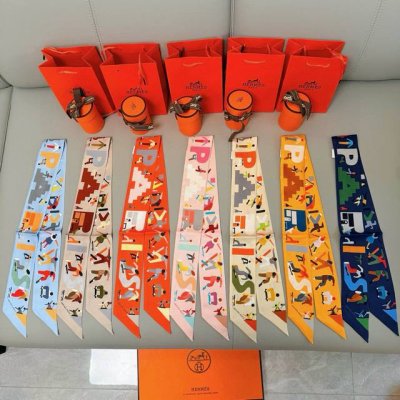 爱马仕Hermes “自由姿態 ”Twilly小丝巾 Twilly真丝缎带 100%桑蚕丝 。 这款小巧的真丝配饰佩戴方式千变万化，可为您的日常造型增添灵动妙趣