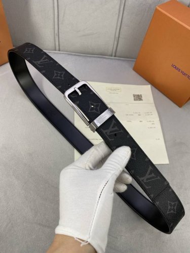 3.4毫米双面腰带令 Monogram Eclipse Reverse 帆布和皮底各持一面，Line 搭扣展现英文字的创意巧思，于昼夜场合尽显摩登风范