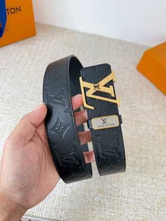 品名： Lv..路易..威登腰带皮带原单 型号：挂扣，经典纯钢材质挂扣，头层牛皮，图片实物拍摄 材料：头层牛皮，挂扣系列，纯钢材质扣头，钯镀电镀工艺永不掉色。原 - 点击图像关闭