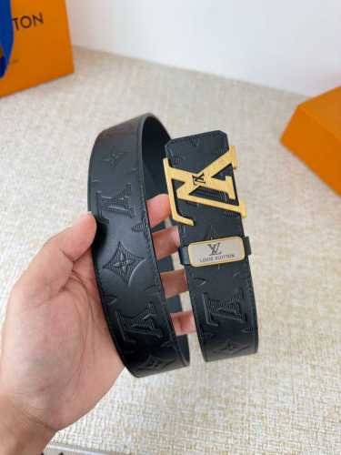 品名： Lv..路易..威登腰带皮带原单 型号：挂扣，经典纯钢材质挂扣，头层牛皮，图片实物拍摄 材料：头层牛皮，挂扣系列，纯钢材质扣头，钯镀电镀工艺永不掉色。原