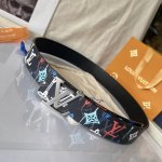 Lv Shape 双面腰带为 Lv Shape 搭扣赋予摩登雾面观感，无论搭配异彩纷呈的 Lv Graffiti 帆布或沉稳牛皮革，均可表明个性态度4.0宽