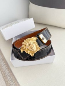 品名：Versace.范思哲原单腰带 皮带 型号：挂扣，经典人头纯钢材质扣头，头层牛皮，图片实物拍摄 材料：百分百头层牛皮，保证真皮。24K纯钢扣双面可用专柜同