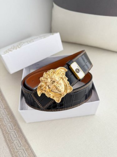 品名：Versace.范思哲原单腰带 皮带 型号：挂扣，经典人头纯钢材质扣头，头层牛皮，图片实物拍摄 材料：百分百头层牛皮，保证真皮。24K纯钢扣双面可用专柜同