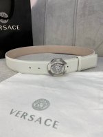 宽度4.0Cm Versace 范思哲 此款柔软的皮带饰3D美杜莎腰带扣，可搭配正装或休闲牛仔装。