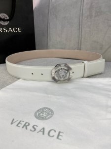 宽度4.0Cm Versace 范思哲 此款柔软的皮带饰3D美杜莎腰带扣，可搭配正装或休闲牛仔装。
